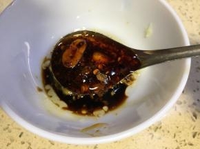 放入一勺油辣子