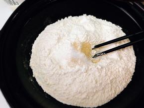 取出中筋面粉加入发酵粉，白糖
