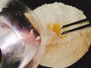 搅拌均匀后倒入清水，边倒边拌