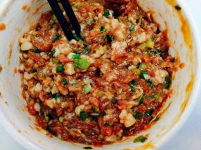 五花肉末加入姜汁，清水，蚝油，橄榄油，生抽，料酒，白糖，胡椒粉，香油，葱，顺时针搅拌上劲。