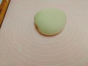 将发酵好的面团取出放案板上揉至排气