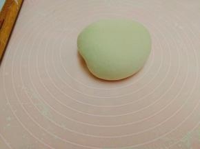 将发酵好的面团取出放案板上揉至排气