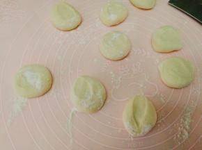 擀开成比饺子皮稍大的圆形面片