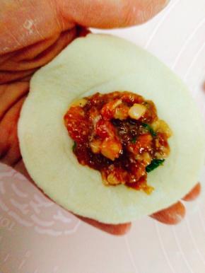 在中间包入适量肉馅后收口