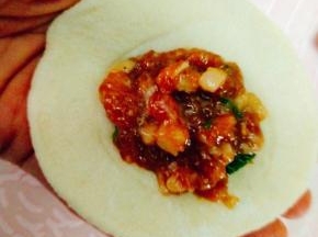 在中间包入适量肉馅后收口