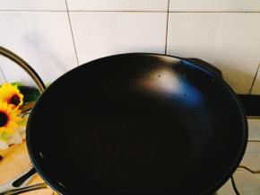 取一口陶瓷炒锅