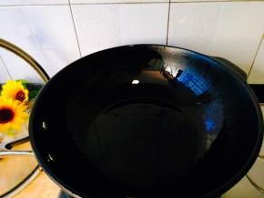 锅烧热倒入少许油