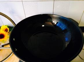 锅烧热倒入少许油