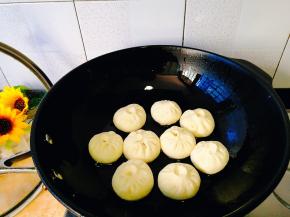 将肉包排入锅中