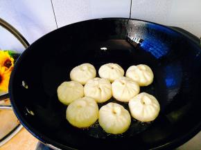 煎至底部金黄，淋入少量清水，水量浅浅铺满锅底即可