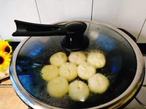 调小火加盖焖煮约8分钟