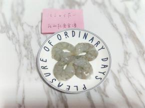 将白虾剥虾仁，冷水冲洗干净。