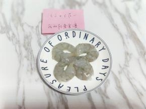 将白虾剥虾仁，冷水冲洗干净。