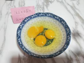 鸡蛋敲碗里。