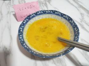 用筷子打散。
