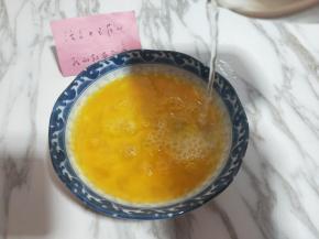 加入纯净水，水比例:1:1.5，用筷子抽打至均匀。