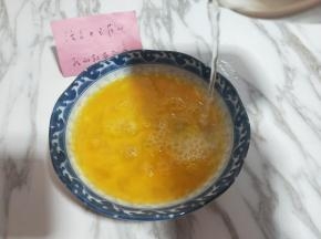 加入纯净水，水比例:1:1.5，用筷子抽打至均匀。