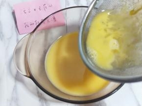 将抽打均匀的蛋液过细筛。