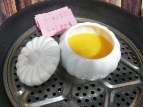 上锅，将器具盖子盖上，隔水蒸10分钟。