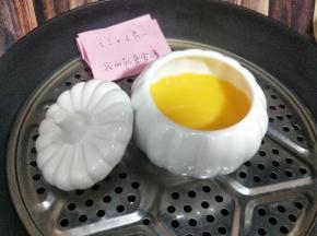 上锅，将器具盖子盖上，隔水蒸10分钟。