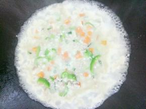 肉末煎好加入水和一勺酱油煮开