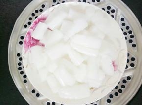 切好的粉放锅里蒸熟