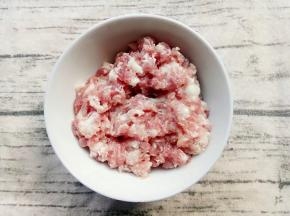 玉米淀粉和肉末搅拌均匀