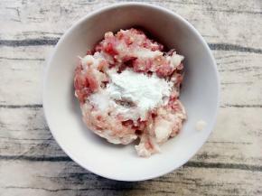 加一勺玉米淀粉在肉末中