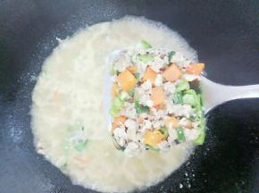 肉末煎好加入水和一勺酱油煮开搅拌几下