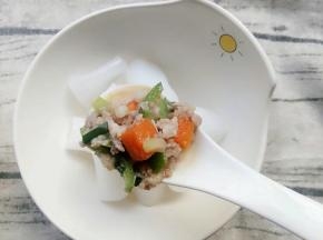 淋红绿肉末汁在粉上面