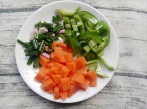 将胡萝卜，青椒，葱切小