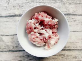 准备搅拌好的肉末