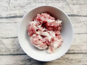 准备搅拌好的肉末