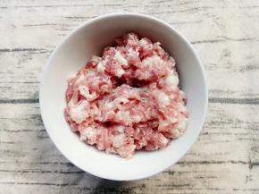 玉米淀粉和肉末搅拌均匀
