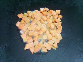 锅里放油，油热后放入胡萝卜煎