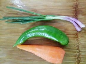 葱去去头去尾洗干净，胡萝卜去皮洗干净，青椒洗干净