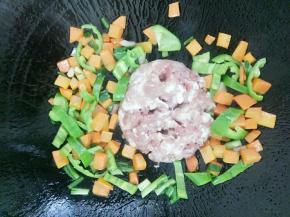 最后加入肉末煎一下