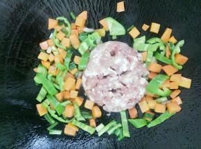 最后加入肉末煎一下