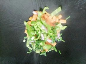 再加入葱和青椒翻炒