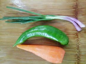 葱去头去尾洗干净胡萝卜去皮洗干净青椒也洗干净