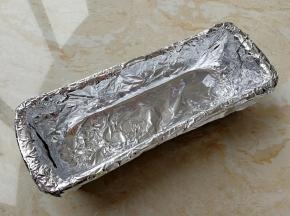 模具用锡纸包裹起来