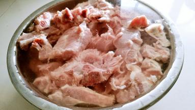 排骨清洗寖泡一会，淘洗几遍。