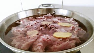 锅中注水放入排骨，花椒粒，姜片适量烧开进行焯水。