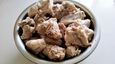 焯水后捞出冲洗几遍血沫，控水备用。