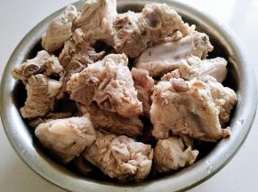 焯水后捞出冲洗几遍血沫，控水备用。