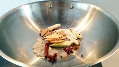 锅中放油，放入所有的香料煸炒出味。