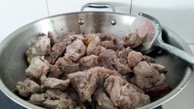 倒入排骨煸炒几下，去掉表面水分。