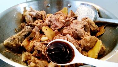 放入蚝油，翻炒均匀。