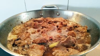 倒入1杯热水，大火烧开，盖上锅盖小火烧15分钟。