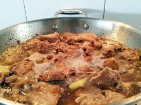 倒入1杯热水，大火烧开，盖上锅盖小火烧15分钟。